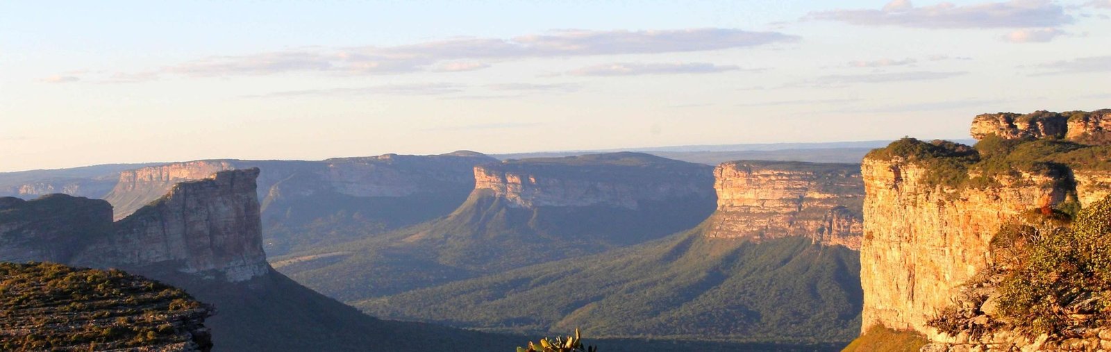 Vales e paredões da Chapada Diamantina ao entardecer