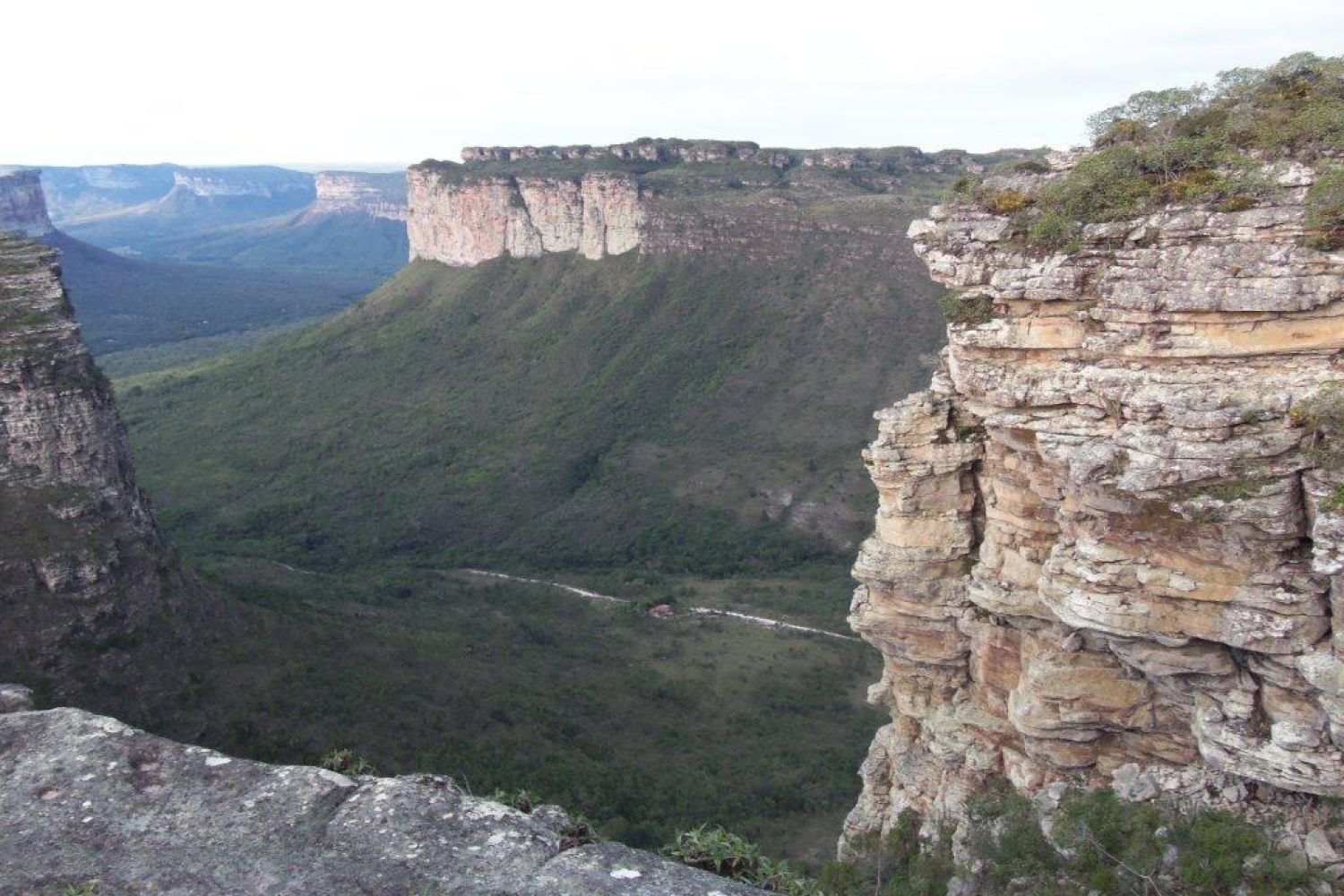Paredões e vales da Chapada Diamantina vistos do alto