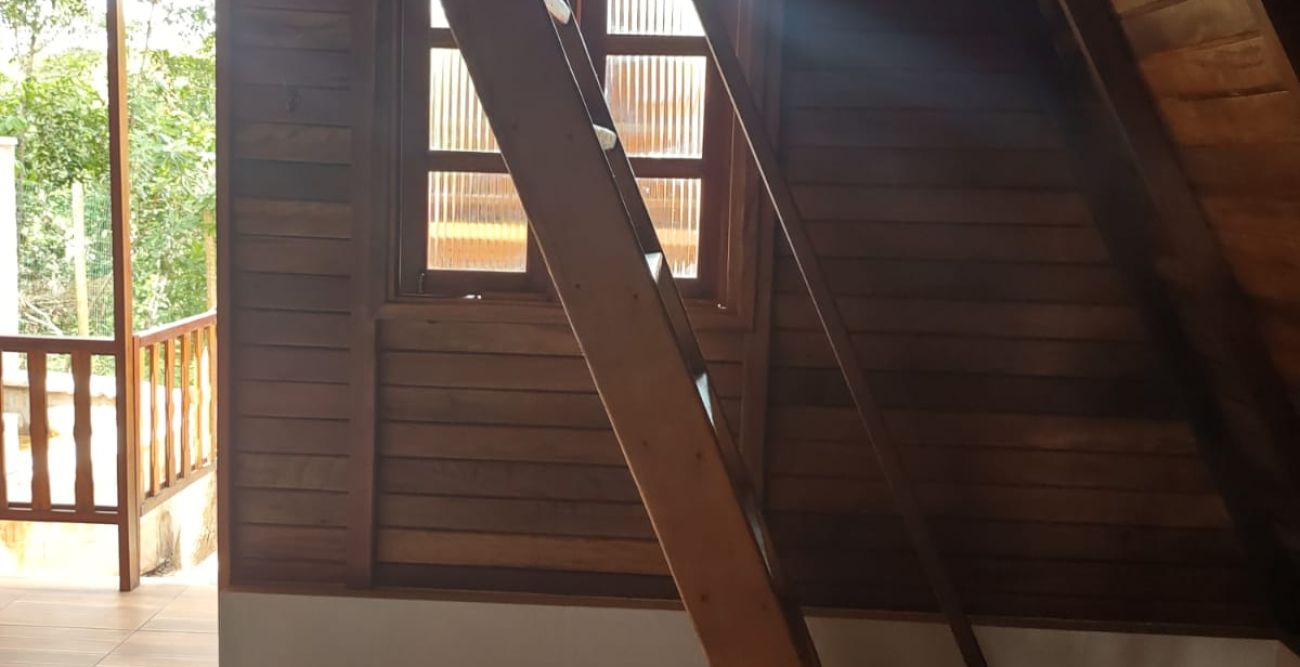 Escada interna que leva ao mezanino