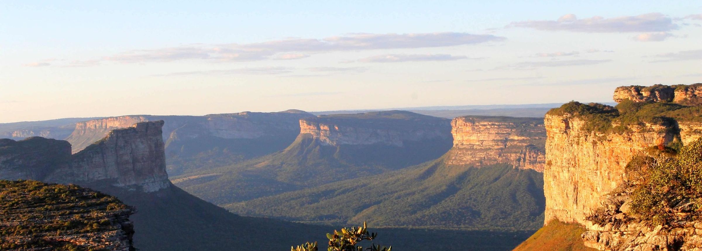 Paredões e vales da Chapada Diamantina ao entardecer