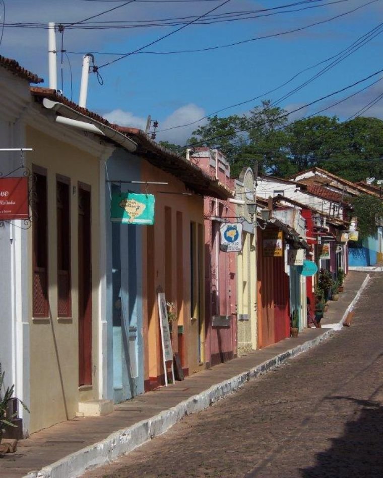 Rua histórica de Lençóis com casarios coloridos