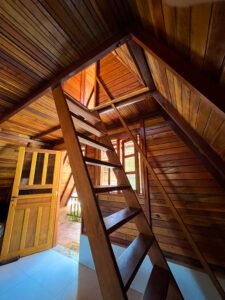 foto da escada e a porta de entrada