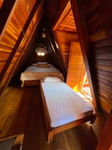 quarto com cama de solteiro