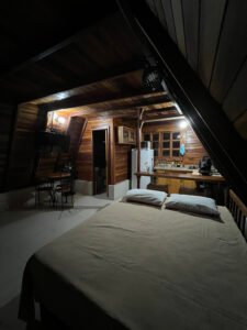 visão da sala a noite chalé